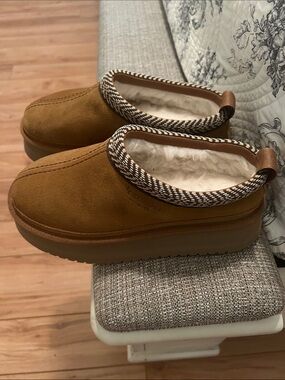 Koolaburra Chestnut/Tan Suede Shearling-Lined Platform Slip-On Clogs